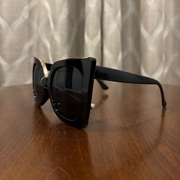 Black Oversized Sunglasses - Picture 3 of 6